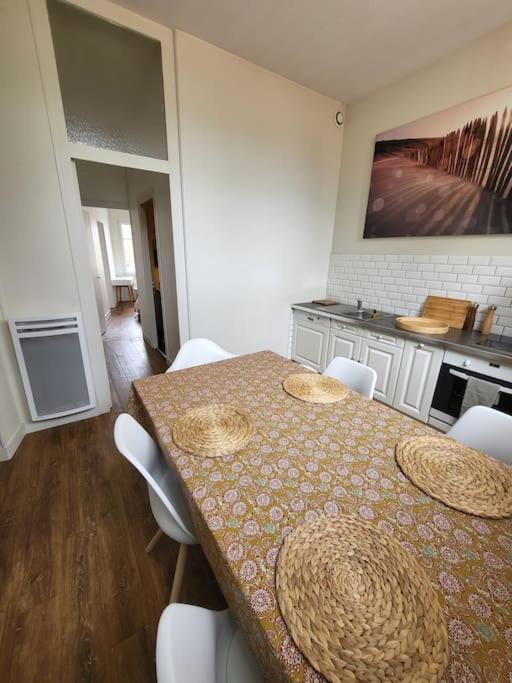 Le P'Tit Nid Apartamento Parthenay Exterior foto